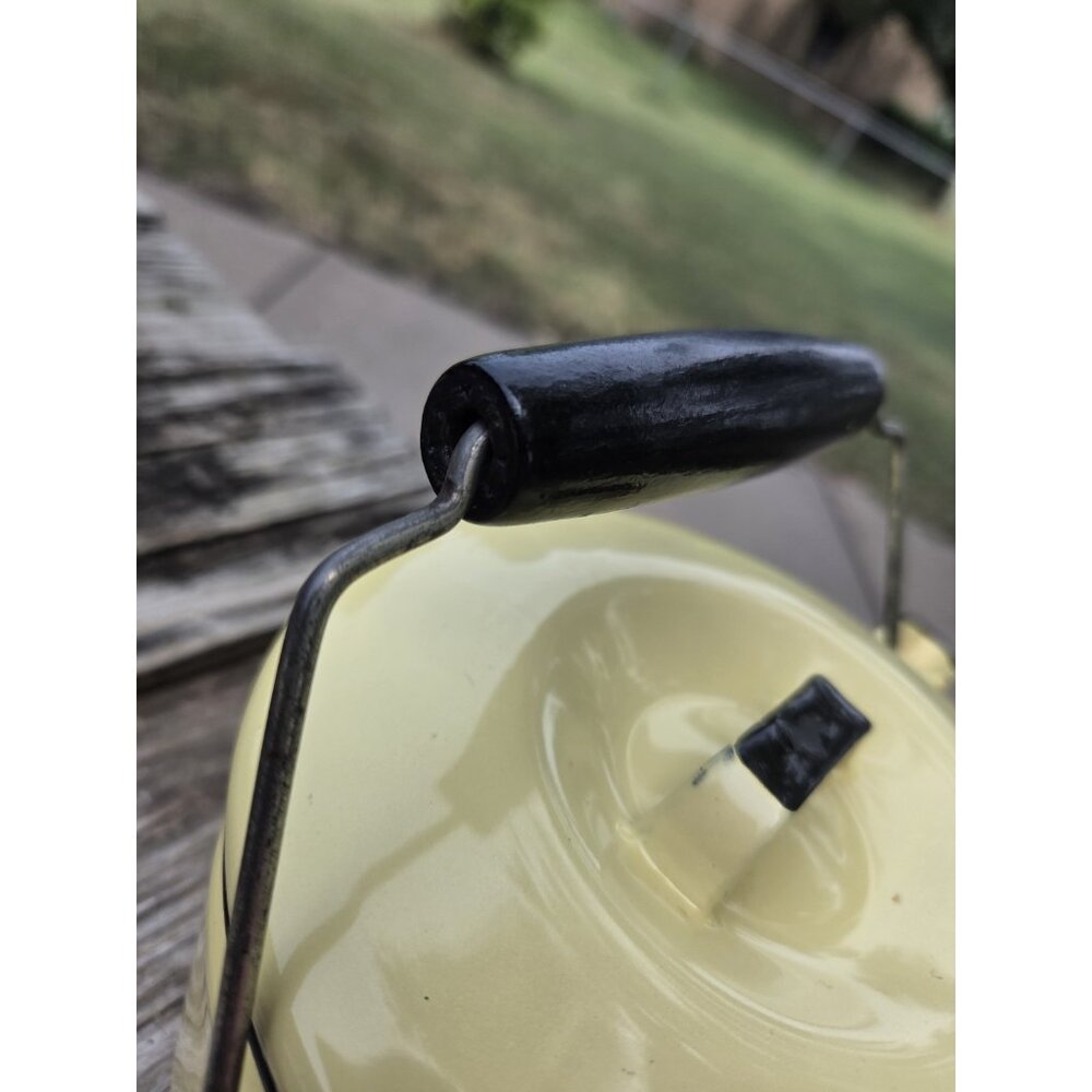 Vintage yellow enamel teapot With Lid Enamelware Bail Handle - Picture 8 of 16